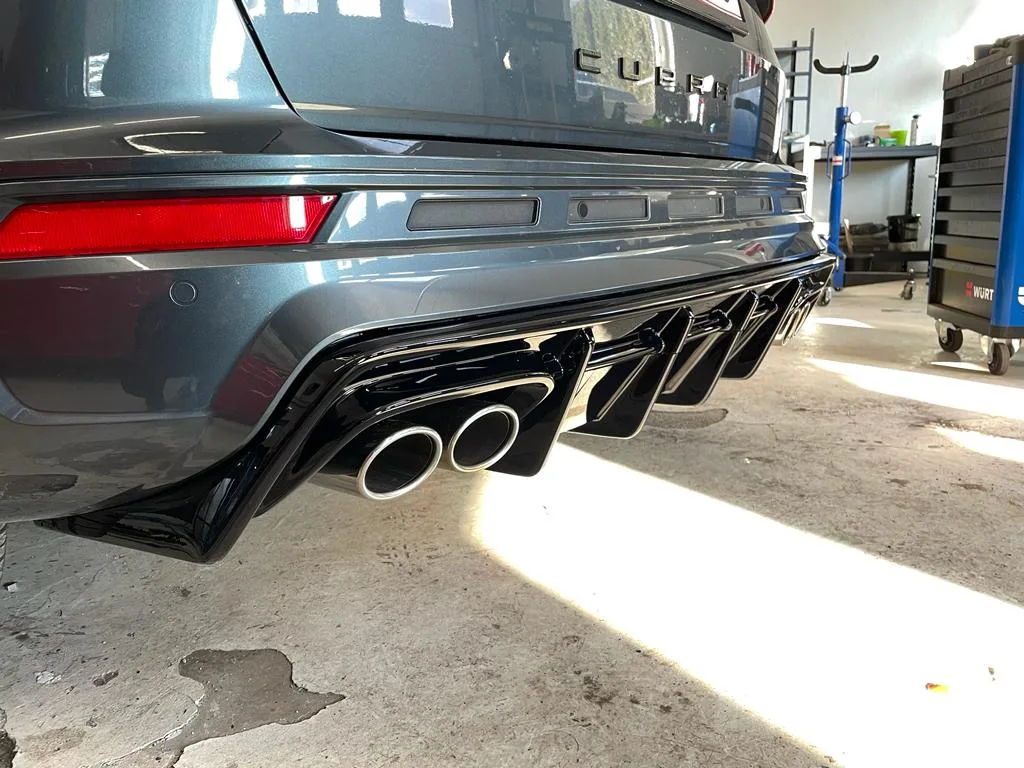 Heckdetail eines Fahrzeugs in der Werkstatt