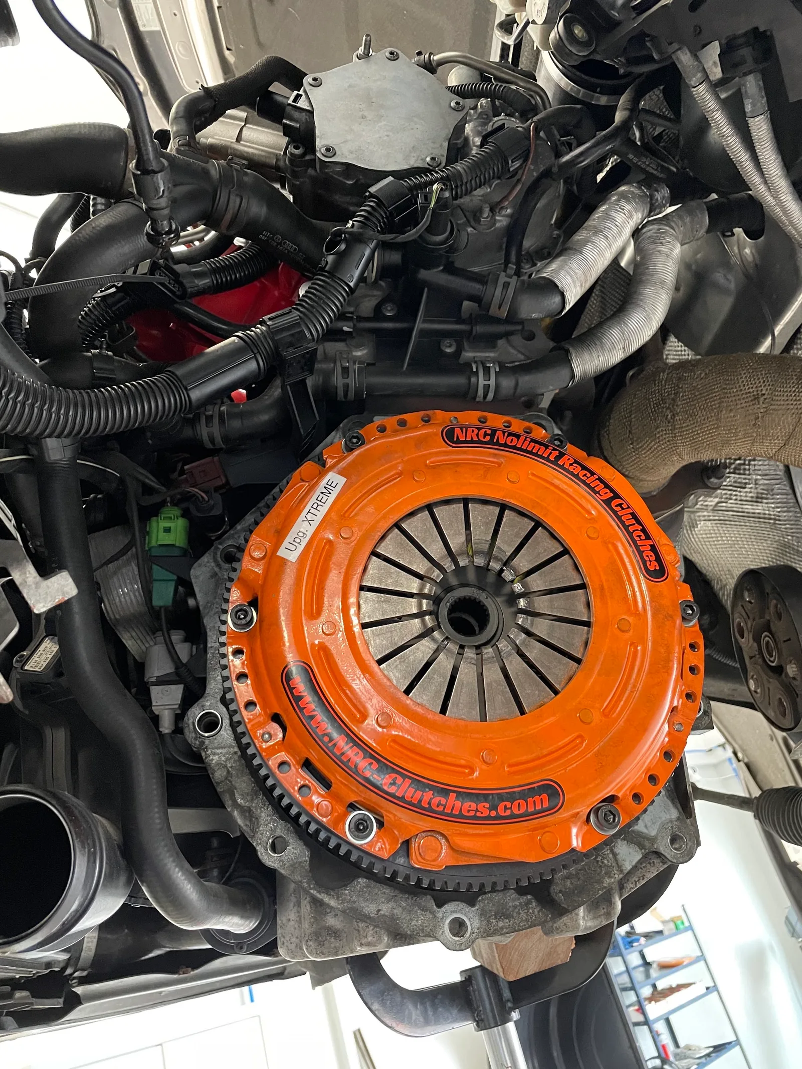 Kupplungsarbeit im Motorraum in der Werkstatt von KFZ TOP Performance
